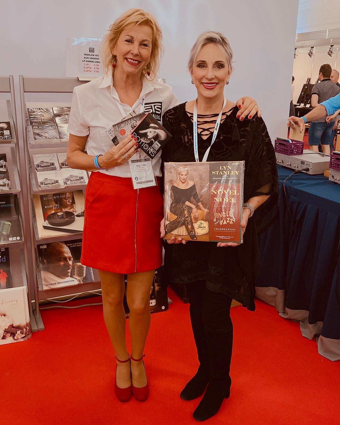 And here she is Lyn Stanley on our stand. You can buy here her wonderful LP’s/CD’s and USB stick now.
You can find our stand in hall 4 - stand V07

If you buy a LP/CD from her you can get a personal signature on it at 3 pm she will be on our stand 🤗